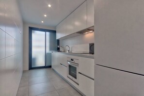 Een koelkast, een magnetron, een oven, een vaatwasser