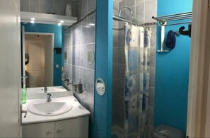 Dusche, Haartrockner, Handtücher, Seife