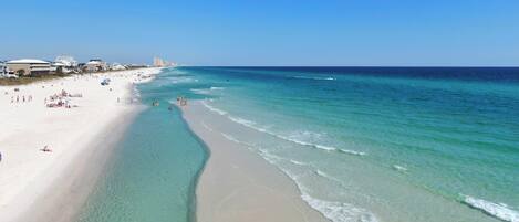 بالقرب من الشاطئ