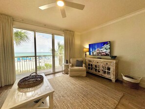 TV, lettore DVD, libri