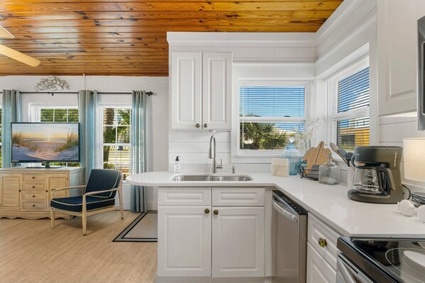 Jääkaappi, mikroaaltouuni, uuni, liesi