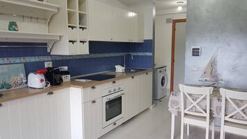 Fridge, oven, stovetop, coffee/tea maker