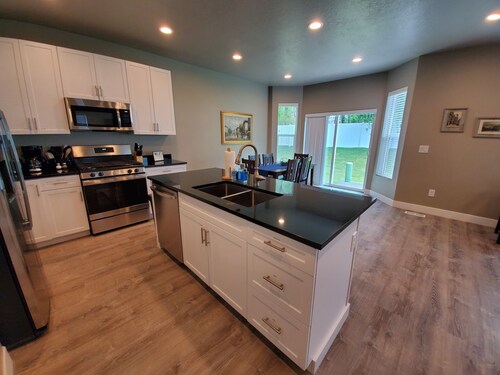 Secluded townhome midway between downtown & skiing; min from shops, & dining