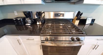 Secluded townhome midway between downtown & skiing; min from shops, & dining