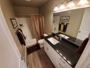 Une salle de bain avec une baignoire, des toilettes et un lavabo.