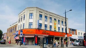 Vista frontal de la propiedad