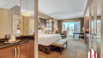 Een kluis op de kamer, een bureau, een strijkplank/strijkijzer