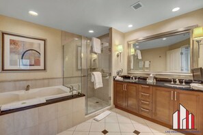 Douche, séchoir à cheveux, serviettes fournies, savon