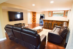 Interior - Huge 8BR for 20+: 6 Kings, Hot Tub, Cinema, Arcade, Pool Table & Big Parking (Lindon)
