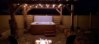 The Ranch House Sleeps 20, Bikes, Hot Tub