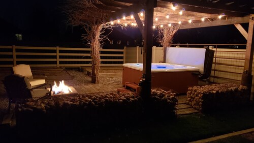 The Ranch House Sleeps 20, Bikes, Hot Tub