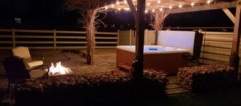 The Ranch House Sleeps 20, Bikes, Hot Tub