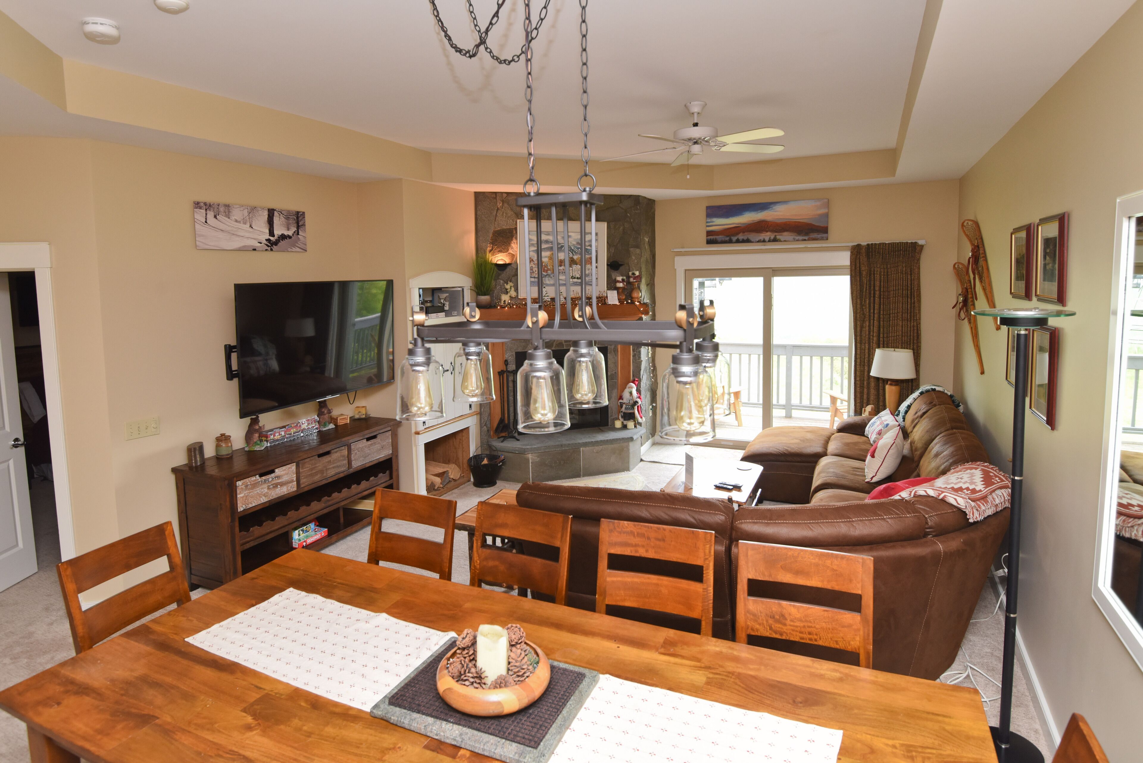 Télévision, cheminée, table de tennis de table