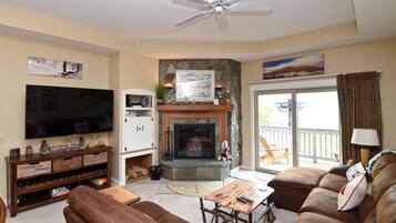 Télévision, cheminée, table de tennis de table