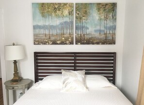 2 soverom, skrivebord, strykejern/-brett og reiseseng for barn