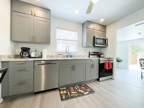 Kjøleskap, mikrobølgeovn, ovn og kokeplater