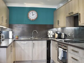 Dishwasher, cookware/dishes/utensils, dining tables