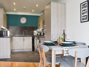 Dishwasher, cookware/dishes/utensils, dining tables