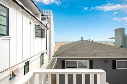 Oceanfront Back Home w/ View of the Sea