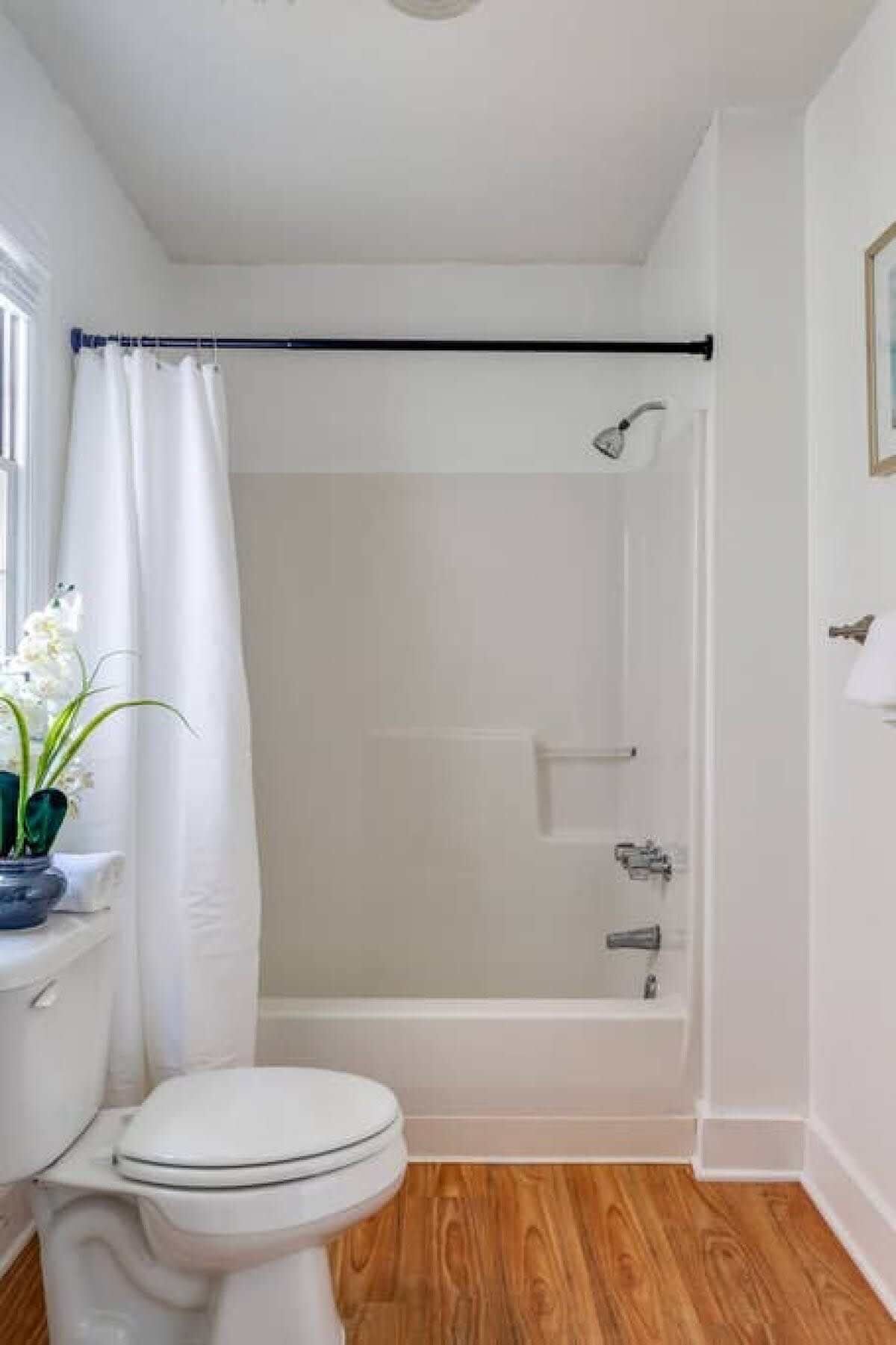 Badewanne, Haartrockner, Handtücher, Shampoo
