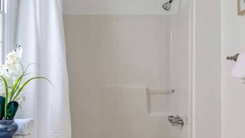 Badewanne, Haartrockner, Handtücher, Shampoo