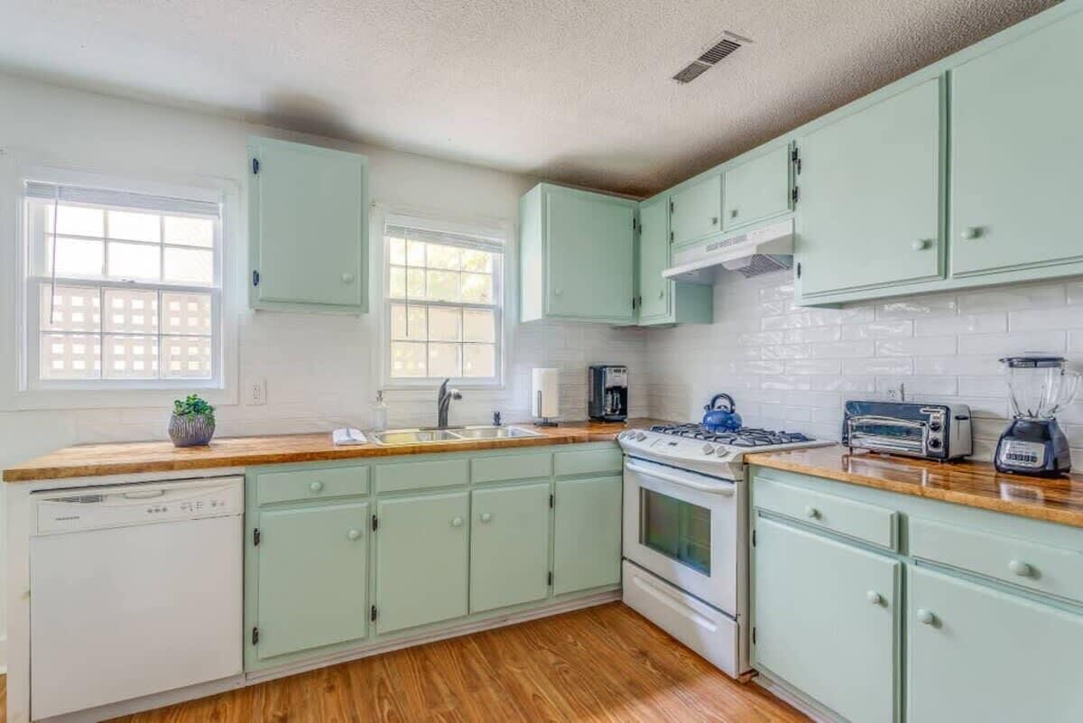 Kylskåp, mikrovågsugn, ugn och spishäll