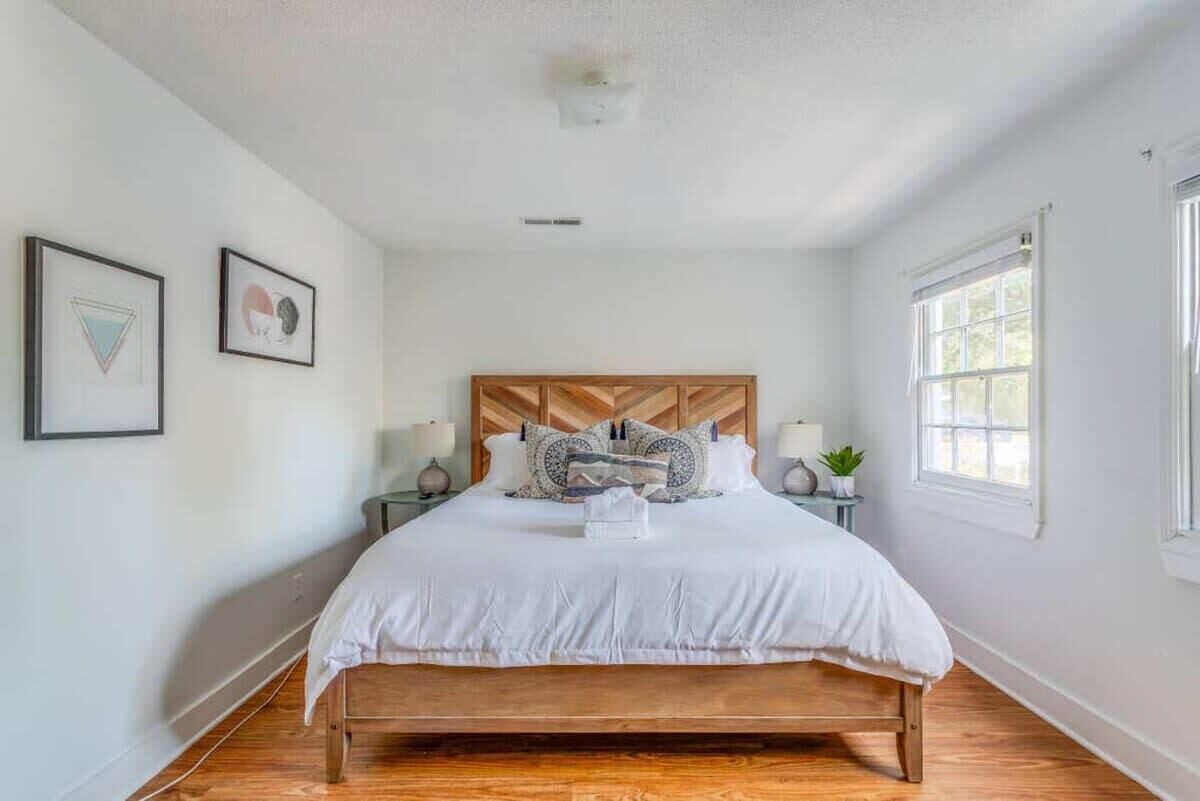 4 bedrooms, iron/ironing board, WiFi, bed sheets