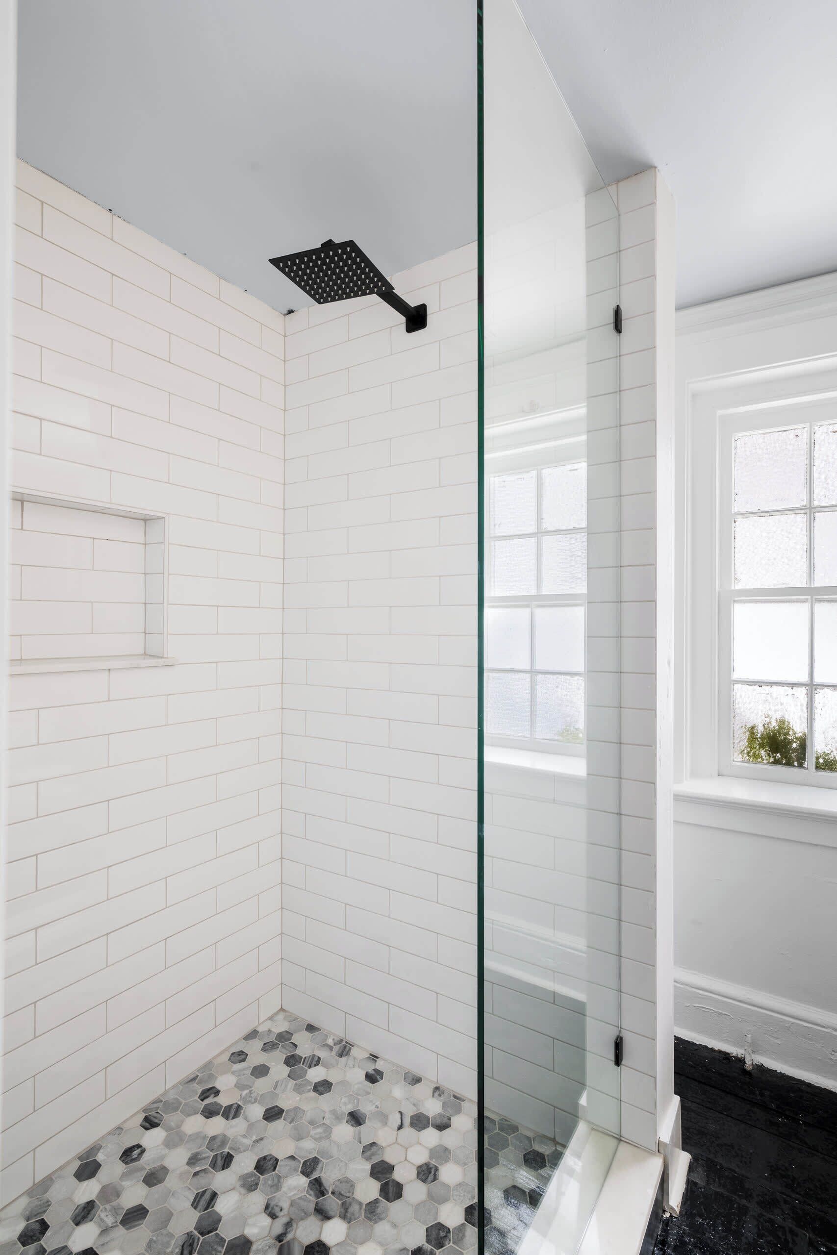 Een bad, een haardroger, handdoeken