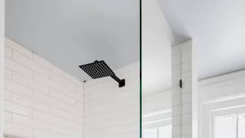 Een bad, een haardroger, handdoeken