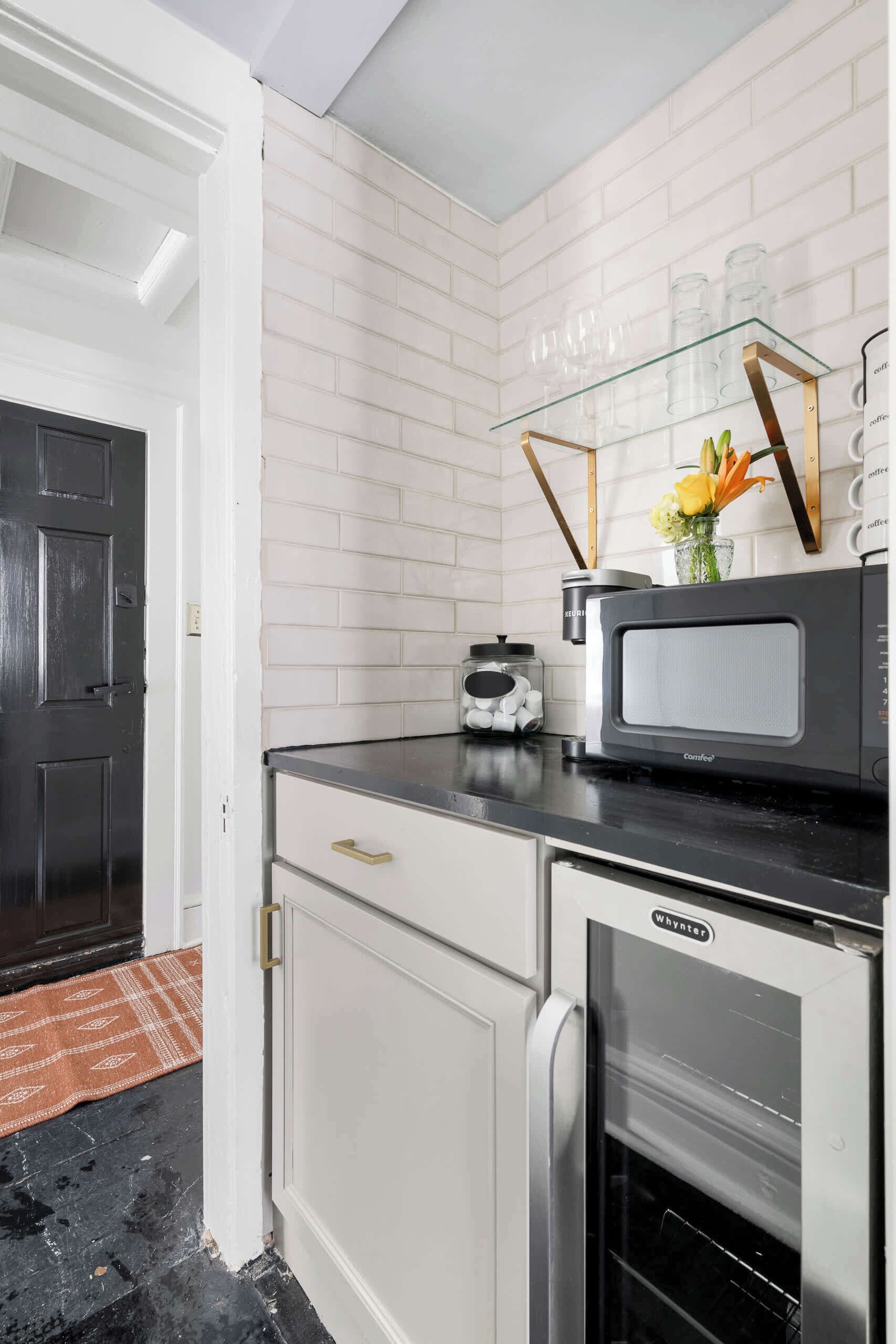 Een koelkast, een microgolfoven, een koffiezetapparaat/waterkoker