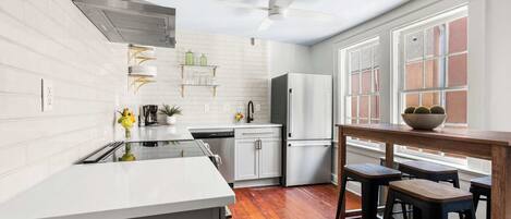 Een koelkast, een magnetron, een oven, een kookplaat