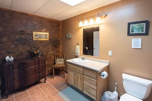Combined shower/bathtub, jetted bath, hair dryer, towels