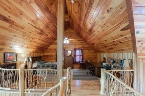 3 bedrooms, desk, travel cot, free WiFi