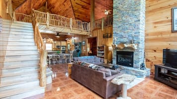 Smart-tv, pejs, dvd-afspiller, bøger