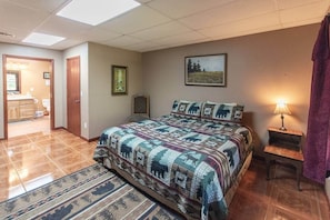 5 bedrooms, desk, iron/ironing board, free WiFi - Franklin, NC Cabin; Hot Tub; Mountain View; Starlink (Franklin)