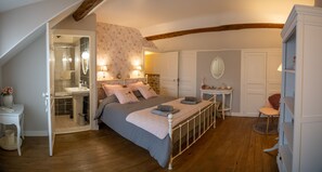 5 habitaciones, tabla de planchar con plancha y cuna de viaje 