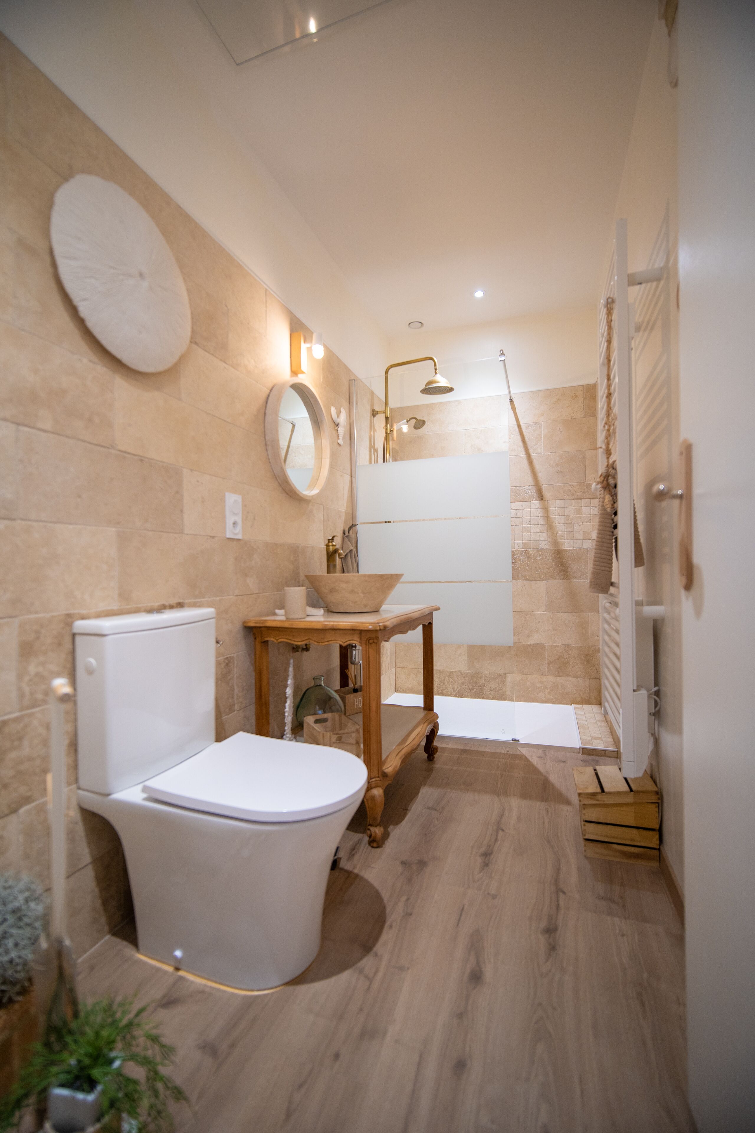 Baignoire, sèche-cheveux, savon