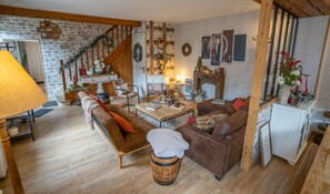 Télévision, lecteur de DVD, table de tennis de table, livres