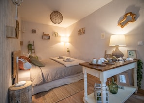 6 habitaciones, tabla de planchar con plancha y cuna de viaje