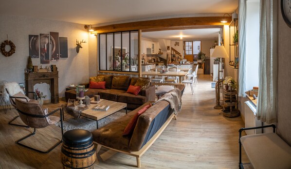 Télévision, lecteur de DVD, table de tennis de table, livres