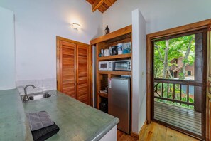 Refrigerador, microondas, cafetera y tetera y utensilios de cocina