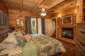 2 bedrooms, iron/ironing board, travel cot, free WiFi - The Firehouse Cabin Cozy mountain top cabin with hot tub and mountain views! (Sevierville)
