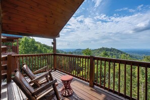 Property grounds - The Firehouse Cabin Cozy mountain top cabin with hot tub and mountain views! (Sevierville)