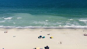 Une plage avec des gens et des tentes.