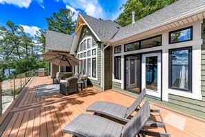 Terrace/patio - Gorgeous 8 Bed, 5 Bath Cottage on 3 Mile Lake! Spacious Deck! Privacy! Views! (Nipissing South (Utterson))