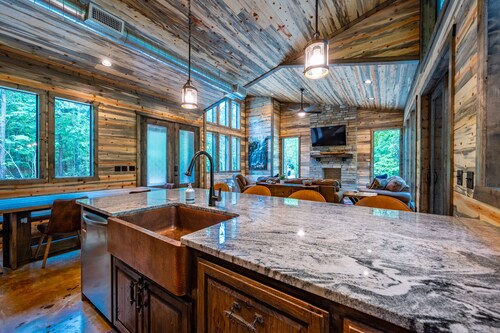 WILL HIKE FOR TACOS luxury spacious cabin, cozy, quiet, amazing deck. sleeps 8