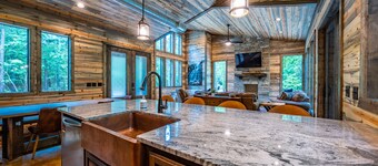 WILL HIKE FOR TACOS luxury spacious cabin, cozy, quiet, amazing deck. sleeps 8