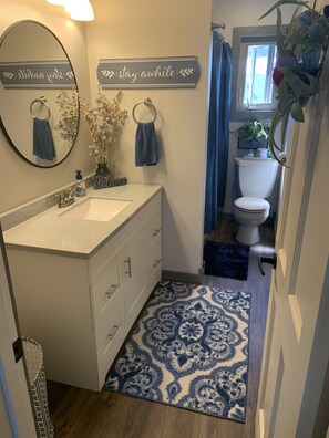 Combined shower/bathtub, hair dryer, towels, toilet paper
