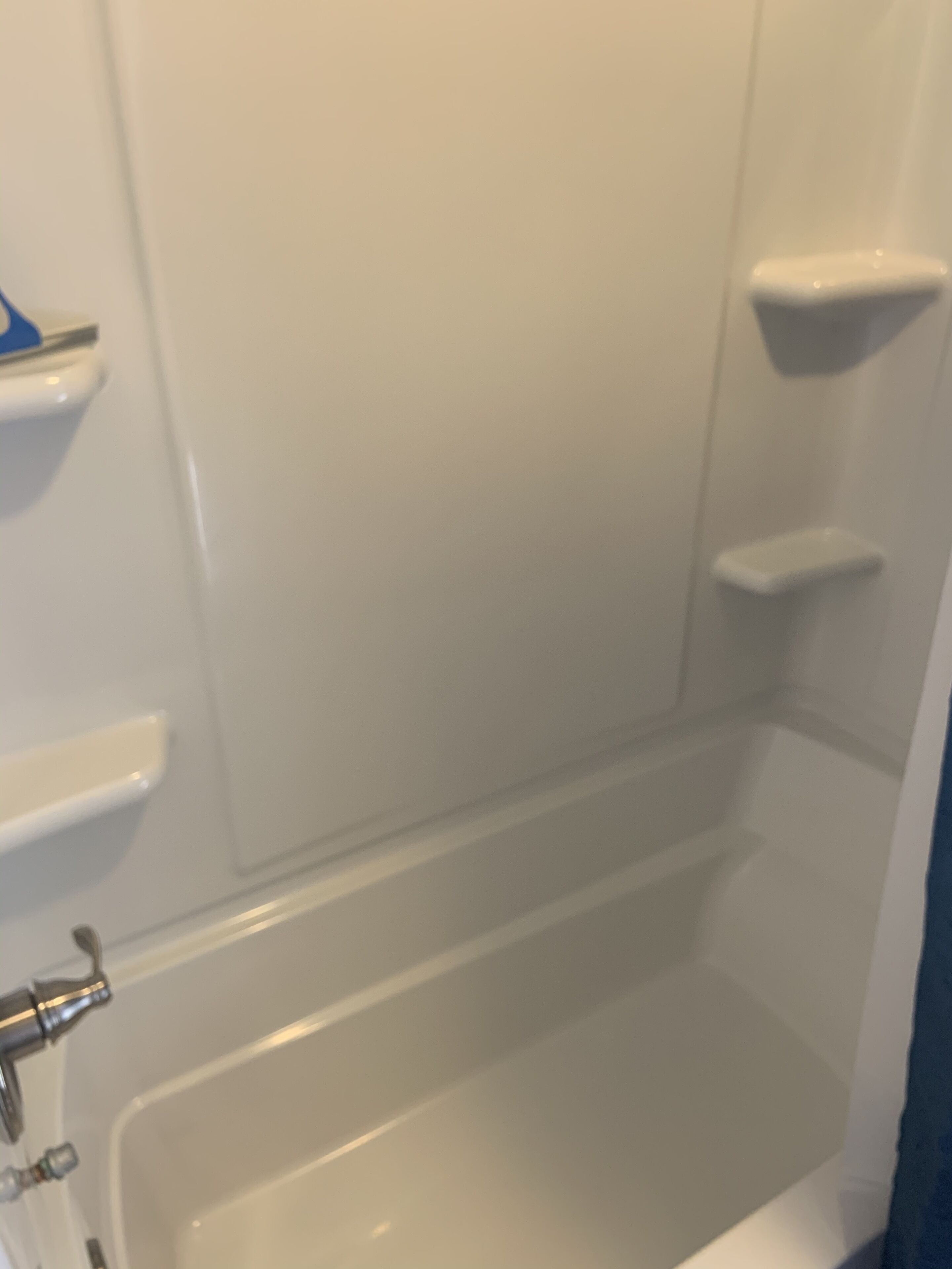 Un baño con bañera, ducha y retrete.