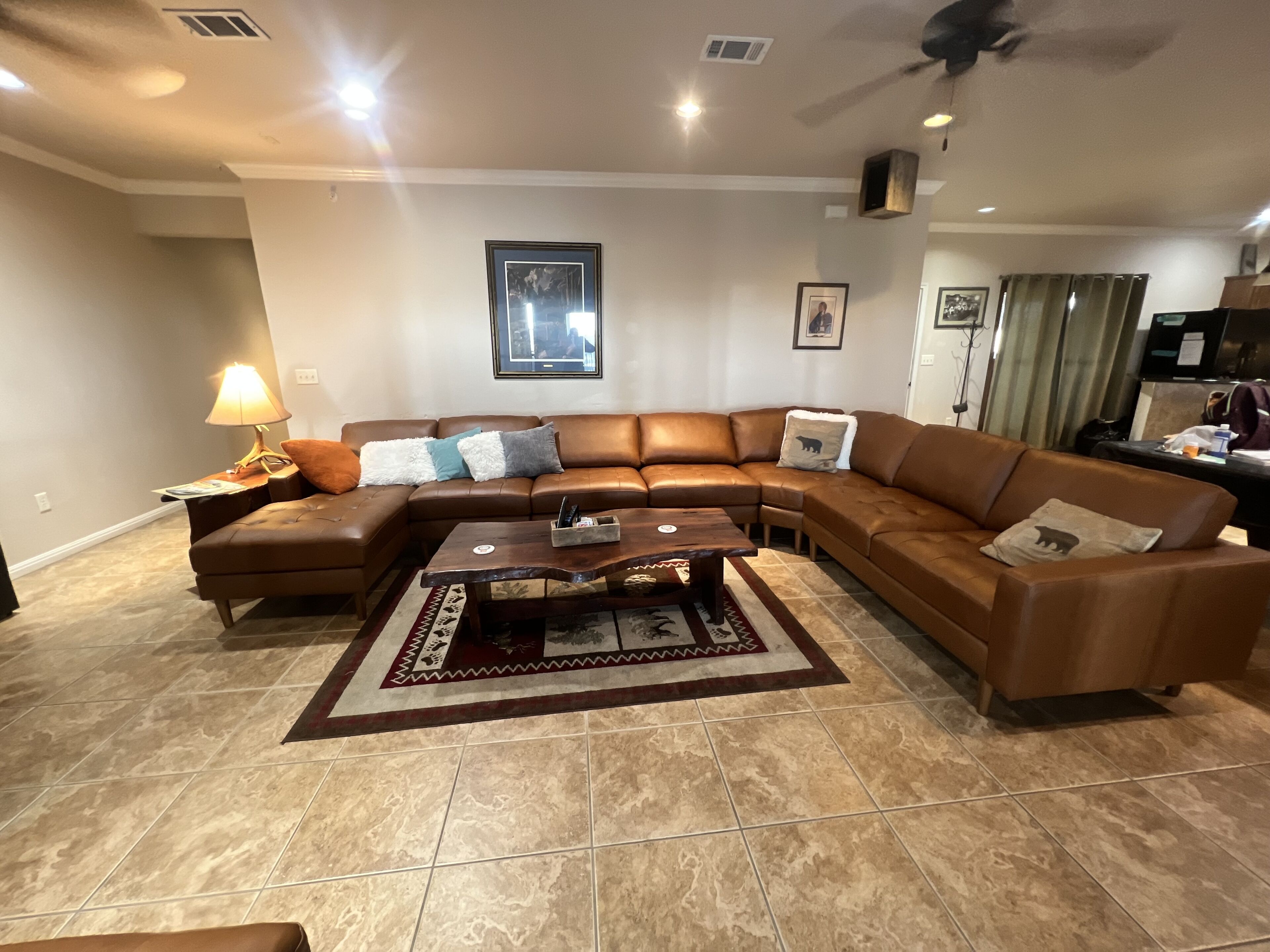 Televisión, reproductor de DVD, libros y estéreo 